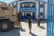 Tres policías haitianos y dos civiles muertos mientras pandillas toman control de región central