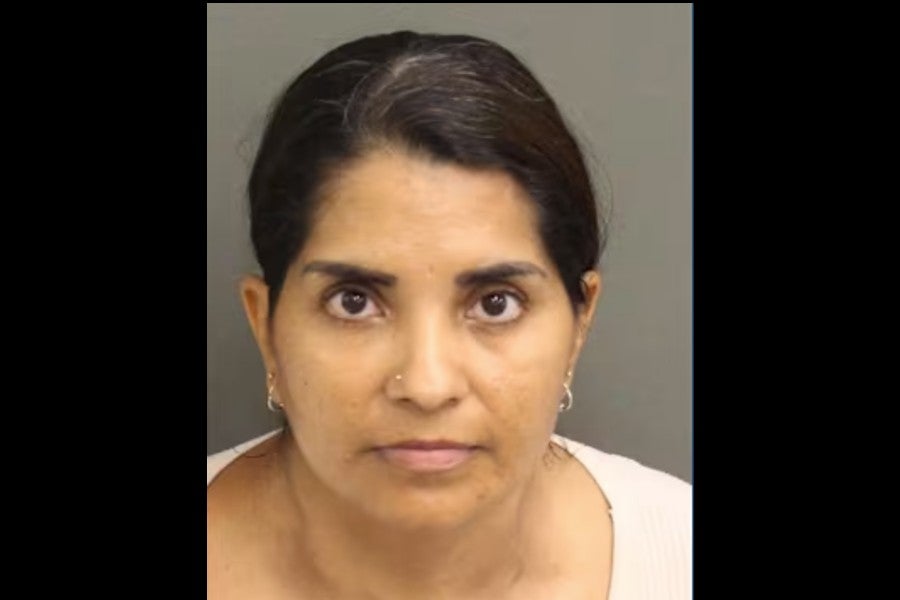 Martha Zapata-Echeverri fue detenida bajo acusación de maltrato infantil tras pelearse con un adolescente mientras se reunía una multitud en un parque de Disney, asegura la policía.