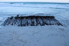 Un barco de guerra y ballenero del siglo XVIII resurge en una playa escocesa
