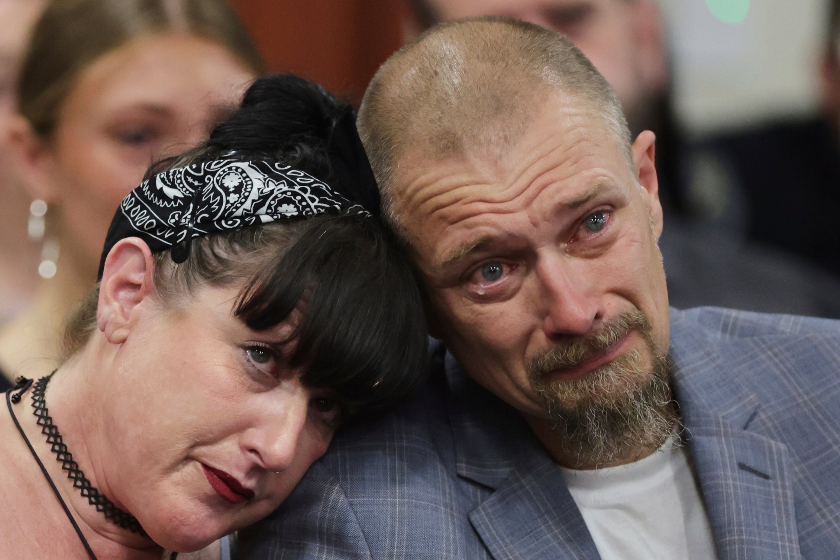 Benjamin Mogen, padre de Madison Mogen, llora en la audiencia de la sentencia. Kohberger fue condenado a cuatro cadenas perpetuas.
