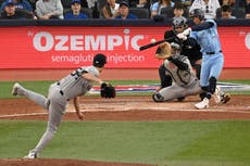 Bichette batea jonrón y Yankees cometen cuatro errores en derrota 8-4 ante los Azulejos