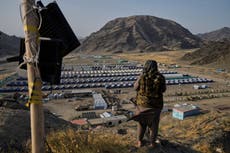 Talibanes torturaron y amenazaron a afganos expulsados de Pakistán e Irán, según reporte ONU