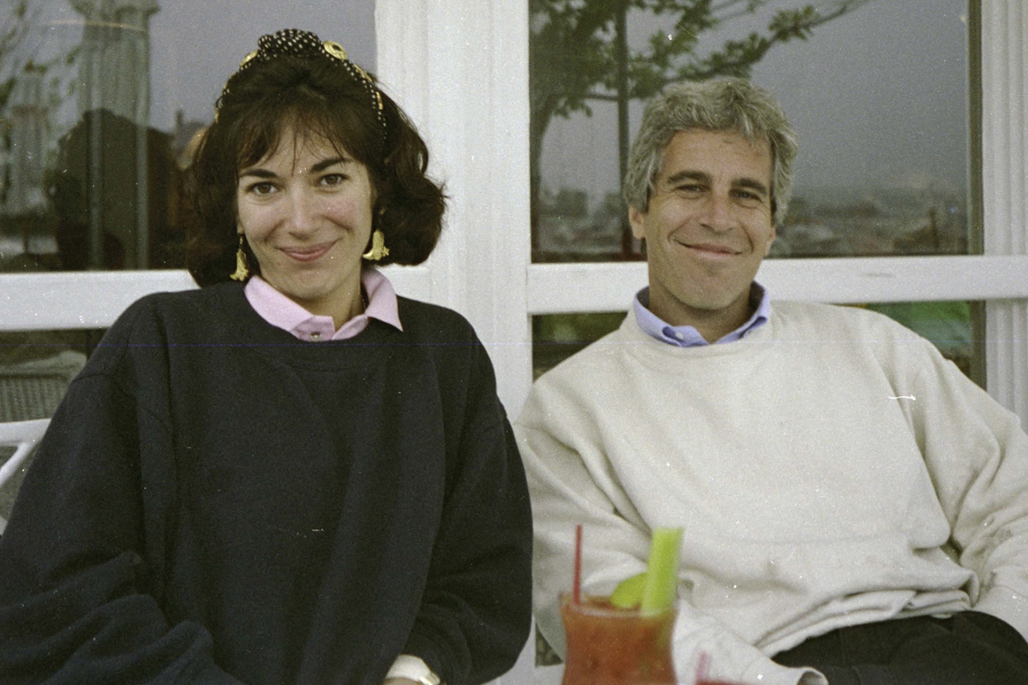 La Ghislaine Maxwell, socia de Epstein, cumple su sentencia en la cárcel y recurrió a la Corte Suprema para anularla, mientras sus abogados esperan que Trump emita un indulto
