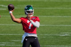 Jets: Justin Fields sale del campo de práctica por lesión en dedo del pie
