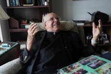 A sus 100 años, este sacerdote católico de Filadelfia sigue horneando pasteles y celebrando misa