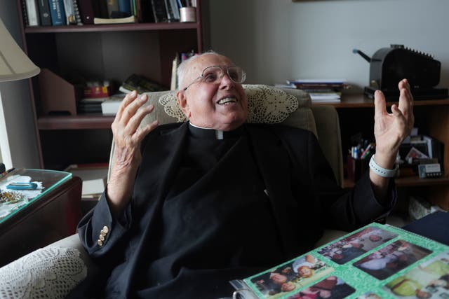 EEUU-SACERDOTE CENTENARIO