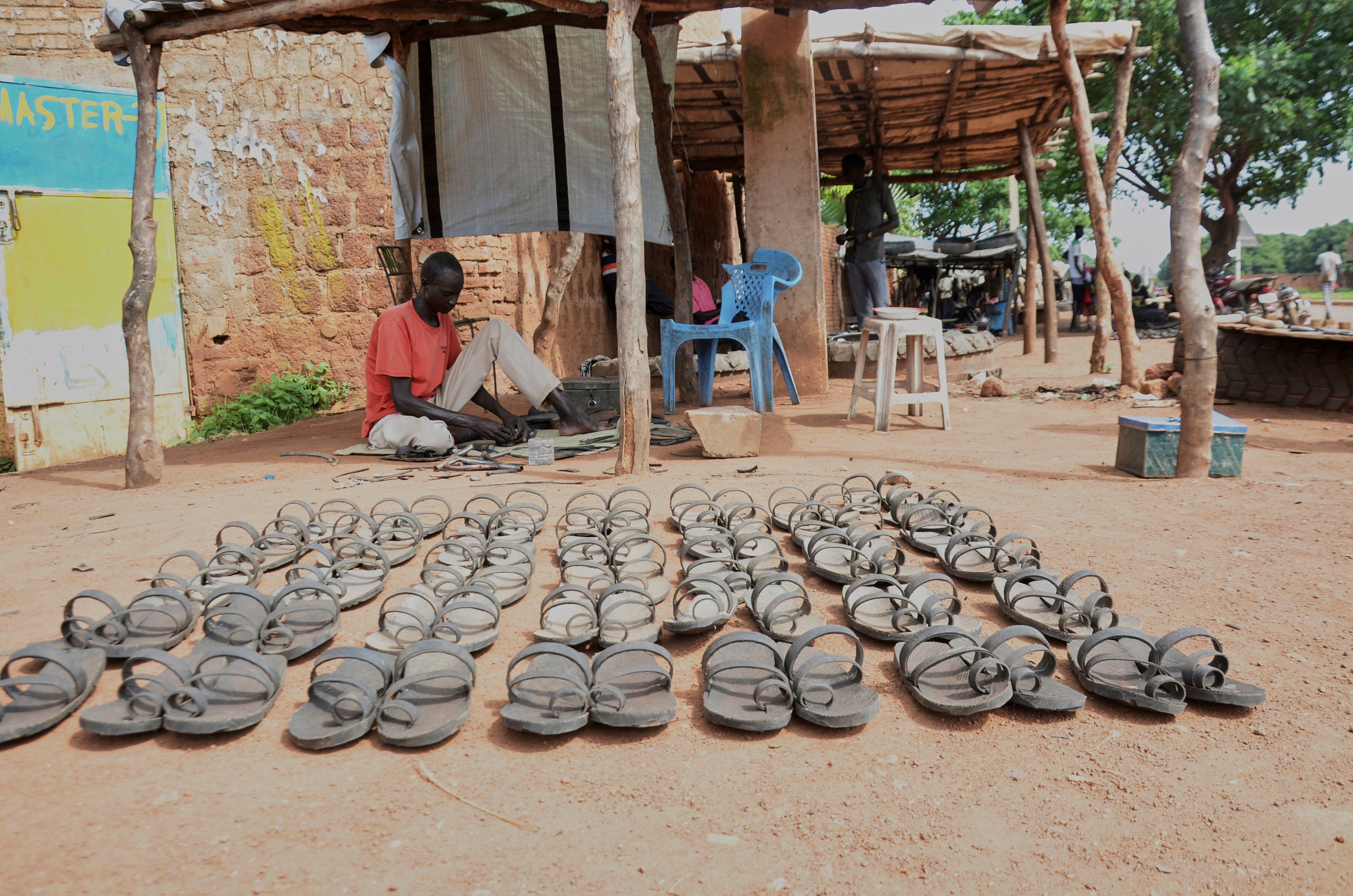 SURSUDÁN-ZAPATEROS-NEUMÁTICOS