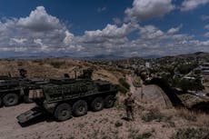 Detienen a hombre escalando el muro entre EEUU y México. Con Trump, el ejército da la voz de alerta