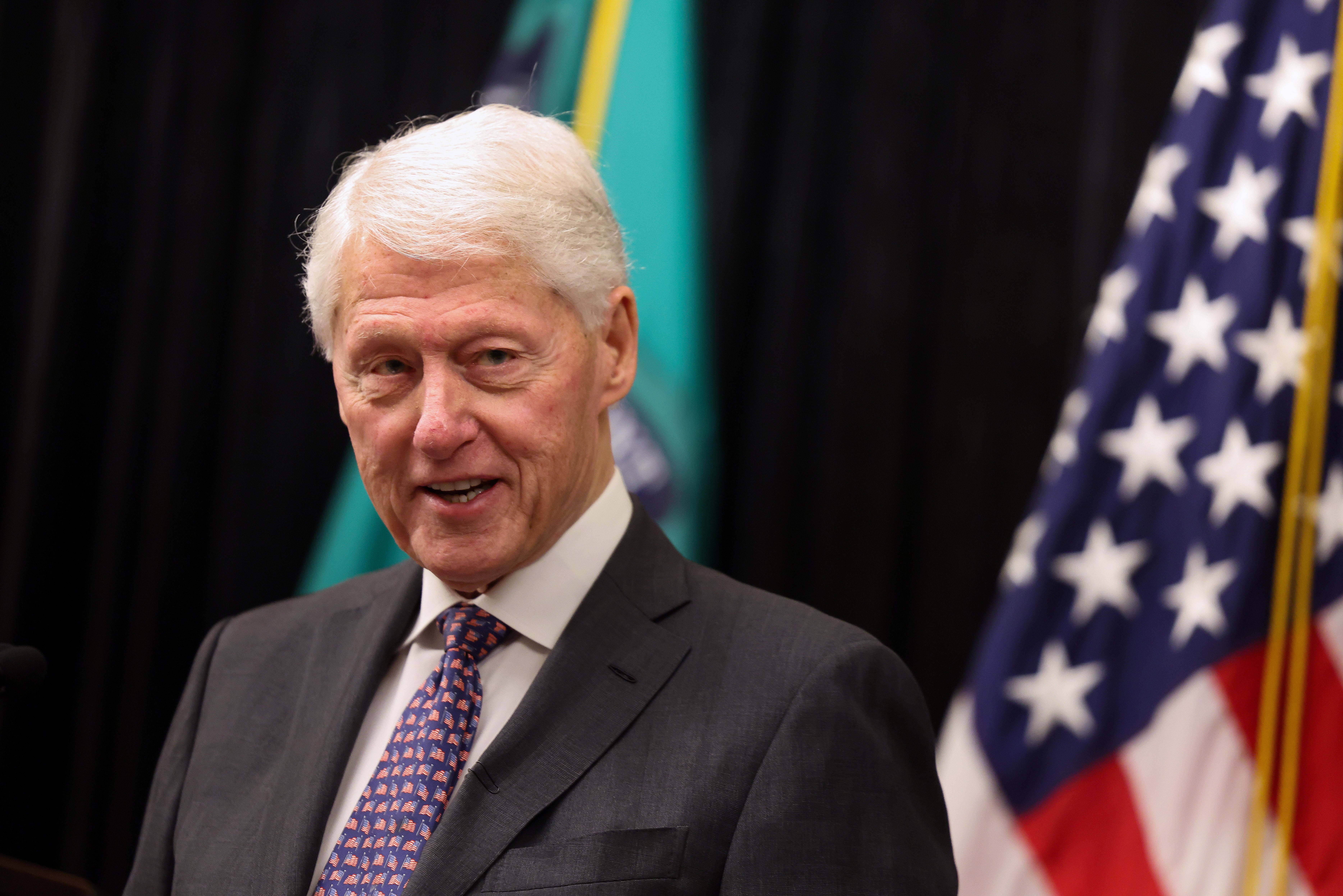 El álbum de cumpleaños de Jeffrey Epstein incluía una carta del expresidente Bill Clinton, según un nuevo informe
