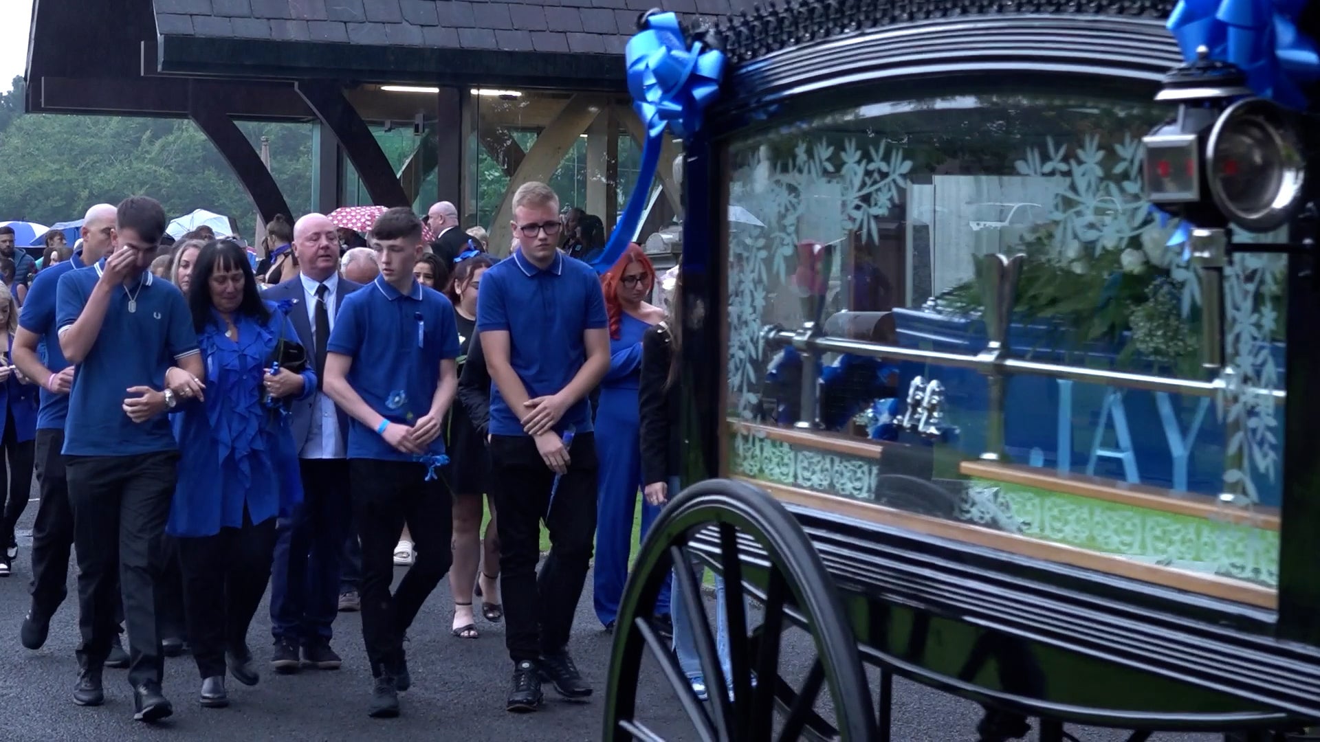 Asistentes al funeral de Jay Slater en el cementerio de Accrington el año pasado