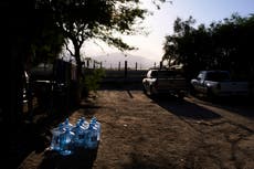 ENSAYO FOTOGRÁFICO: Muchos californianos carecen de agua potable y otros desconfían de la que hay