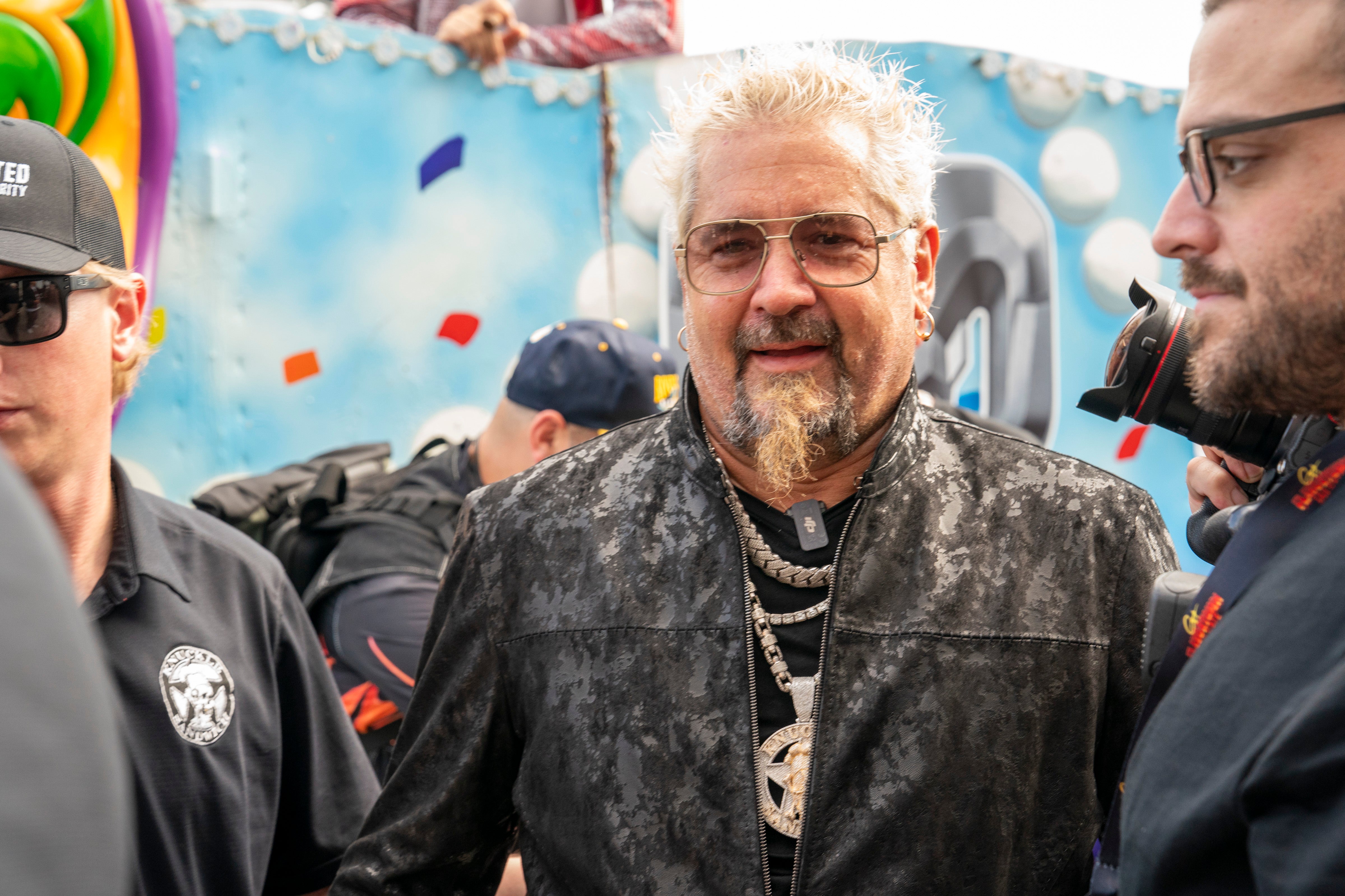 El chef Guy Fieri hace un cameo como golfista