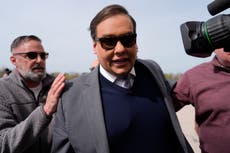El exrepresentante de EEUU George Santos ingresa a prisión federal para cumplir 7 años por fraude
