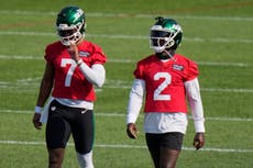 Justin Fields regresa al campamento de Jets un día después de dislocarse un dedo, pero no entrena