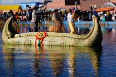 Santiago, el santo más venerado, va en procesión con traje militar a orillas del Titicaca en Bolivia