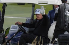 Trump juega golf en Escocia mientras manifestantes salen a las calles y critican su visita