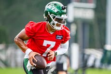Justin Fields participa en práctica de Jets dos días después de dislocarse un dedo del pie