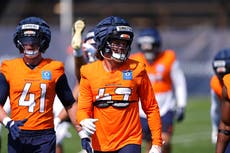 Apoyador de Broncos Drew Sanders sale del campo por lesión en la pierna derecha