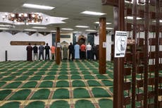 Líderes musulmanes refuerzan seguridad por reportes de vandalismo en mezquitas de Texas y California