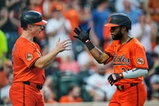 Mullins conecta el jonrón 100 de su carrera en la victoria 18-0 de Orioles sobre Rockies