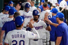 A pesar de recibir un golpe, Semien da hit decisivo en la 10ma y Rangers vencen 6-5 a Bravos