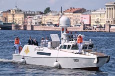 Rusia reduce celebraciones en honor de su armada mientras Ucrania lanza más ataques con drones