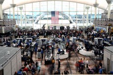 Pasajeros evacúan avión en Denver tras problema con tren de aterrizaje y humo en cabina