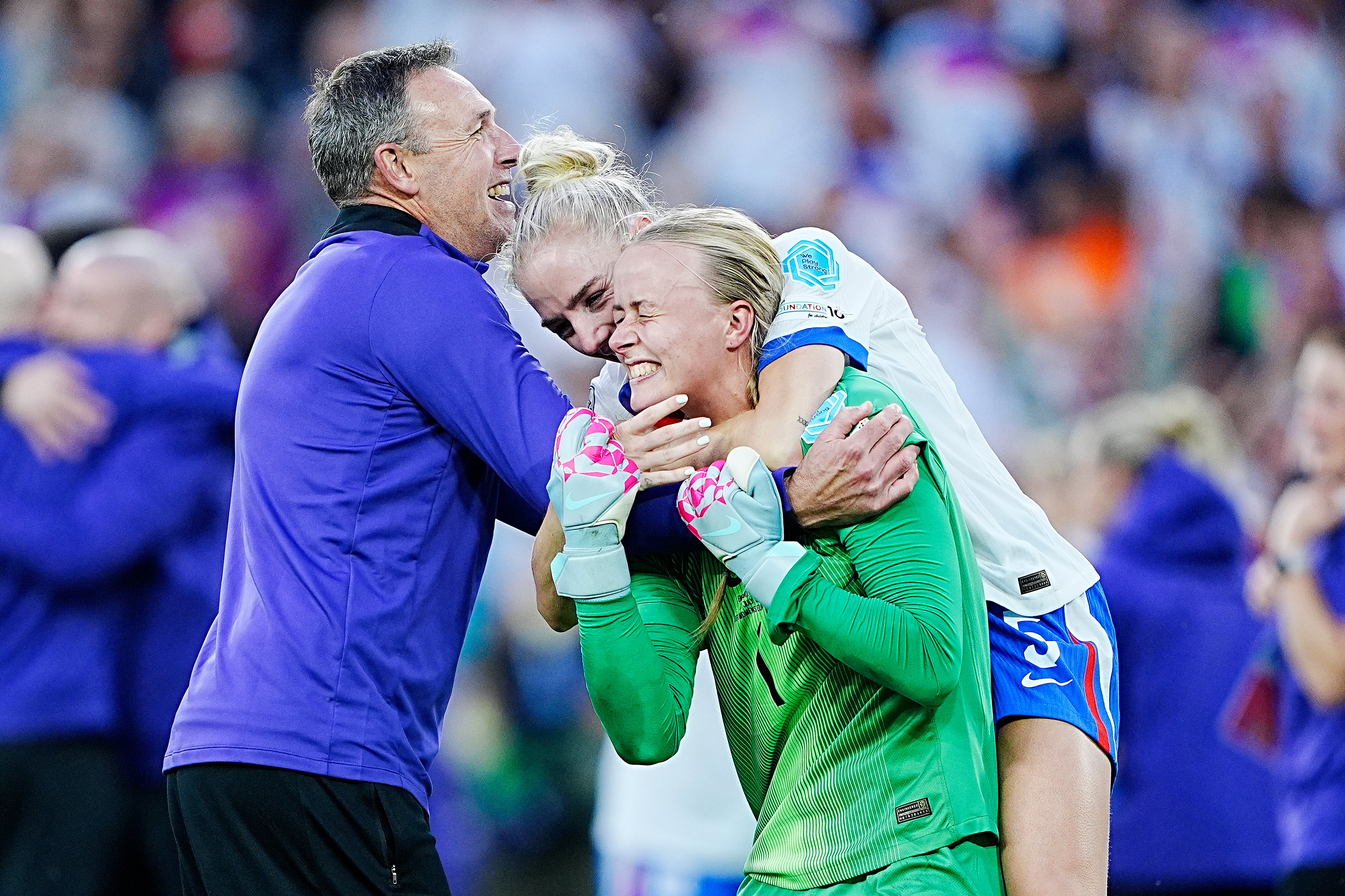 Hannah Hampton celebra con su compañera Alex Greenwood