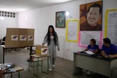Venezolanos acuden a votar bajo la desconfianza en la autoridad electoral y la apatía