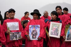 Indígenas peregrinan hasta cerro de Perú para demandar justicia y rechazar ley de amnistía