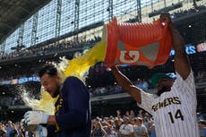 Perkins evita la barrida de Cerveceros con imparable en la 9na para vencer 3-2 a Marlins