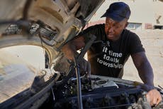 Mecánicos automotrices de municipios en Sudáfrica se unen para impulsar sus pequeños negocios