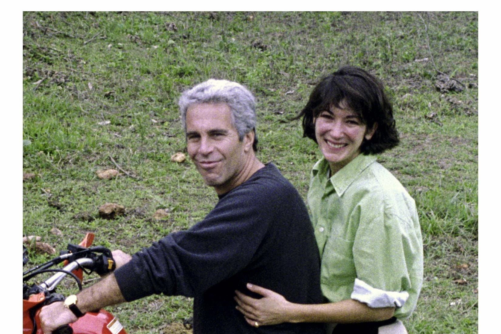 Epstein y Maxwell discuten en los correos electrónicos sobre regalos caros para amigos y bromean sobre los cargos del estado de Florida contra él
