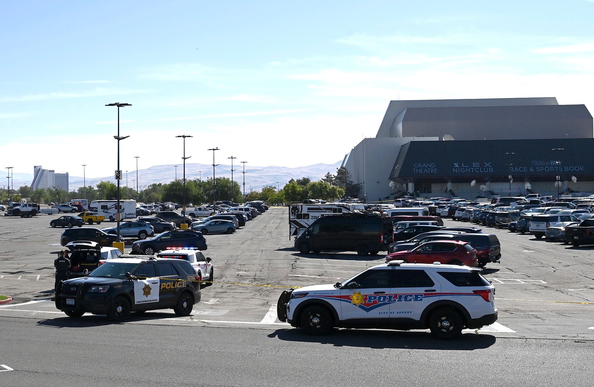 La policía disparó contra el sospechoso, un hombre adulto, según informó el vocero del Departamento de Policía de Reno, Chris Johnson