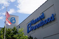 Jueza bloquea intento de Trump de retirar fondos a Planned Parenthood
