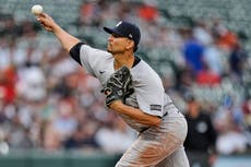 Bravos adquieren al lanzador venezolano Carlos Carrasco de los Yankees por dinero en efectivo