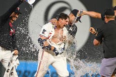 Mellizos ganan 5-4 a Medias Rojas con sencillo de dos carreras de Brooks Lee tras retraso por lluvia