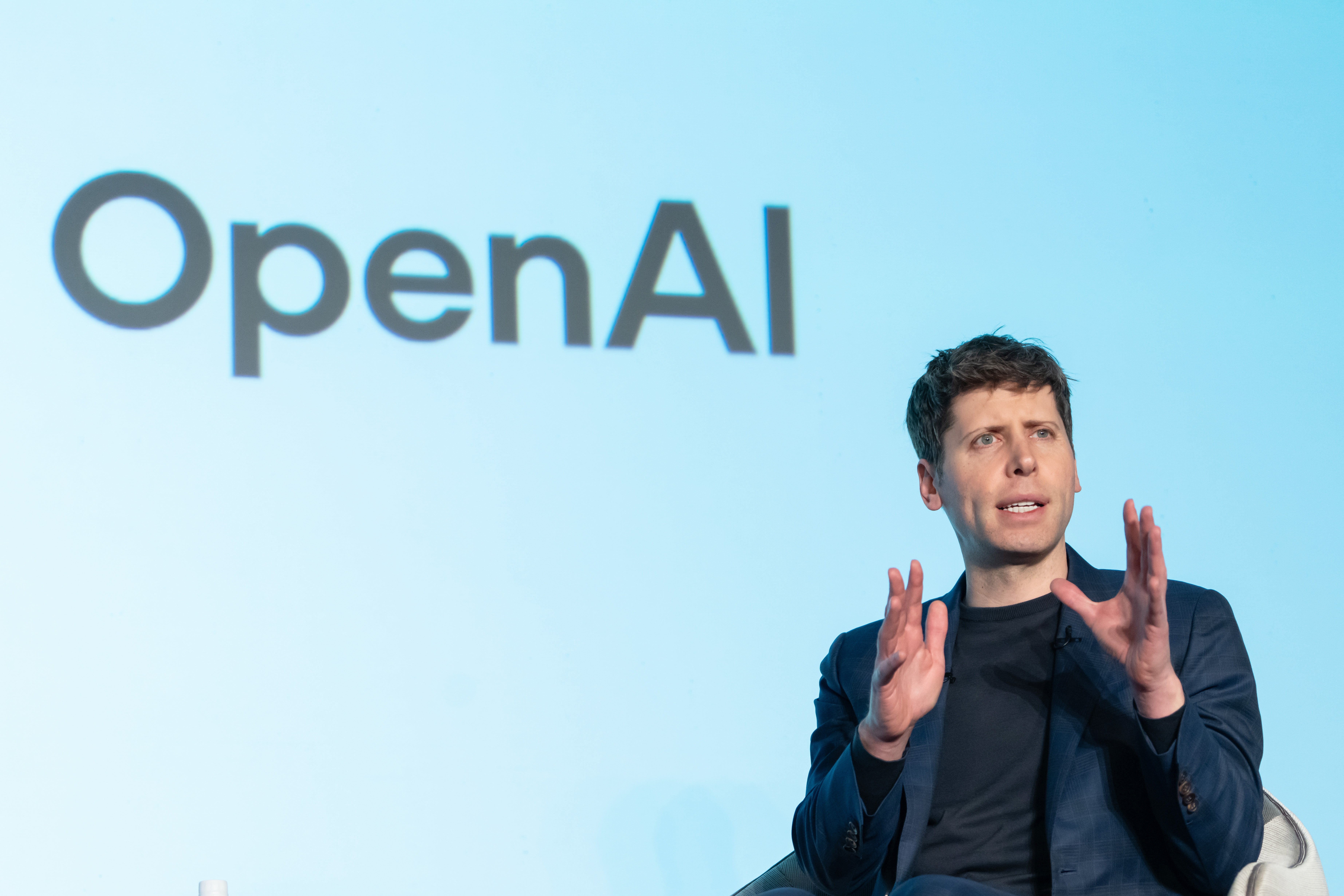 La familia presentó una demanda por homicidio culposo contra la empresa desarrolladora de ChatGPT, OpenAI, y su director ejecutivo, Sam Altman