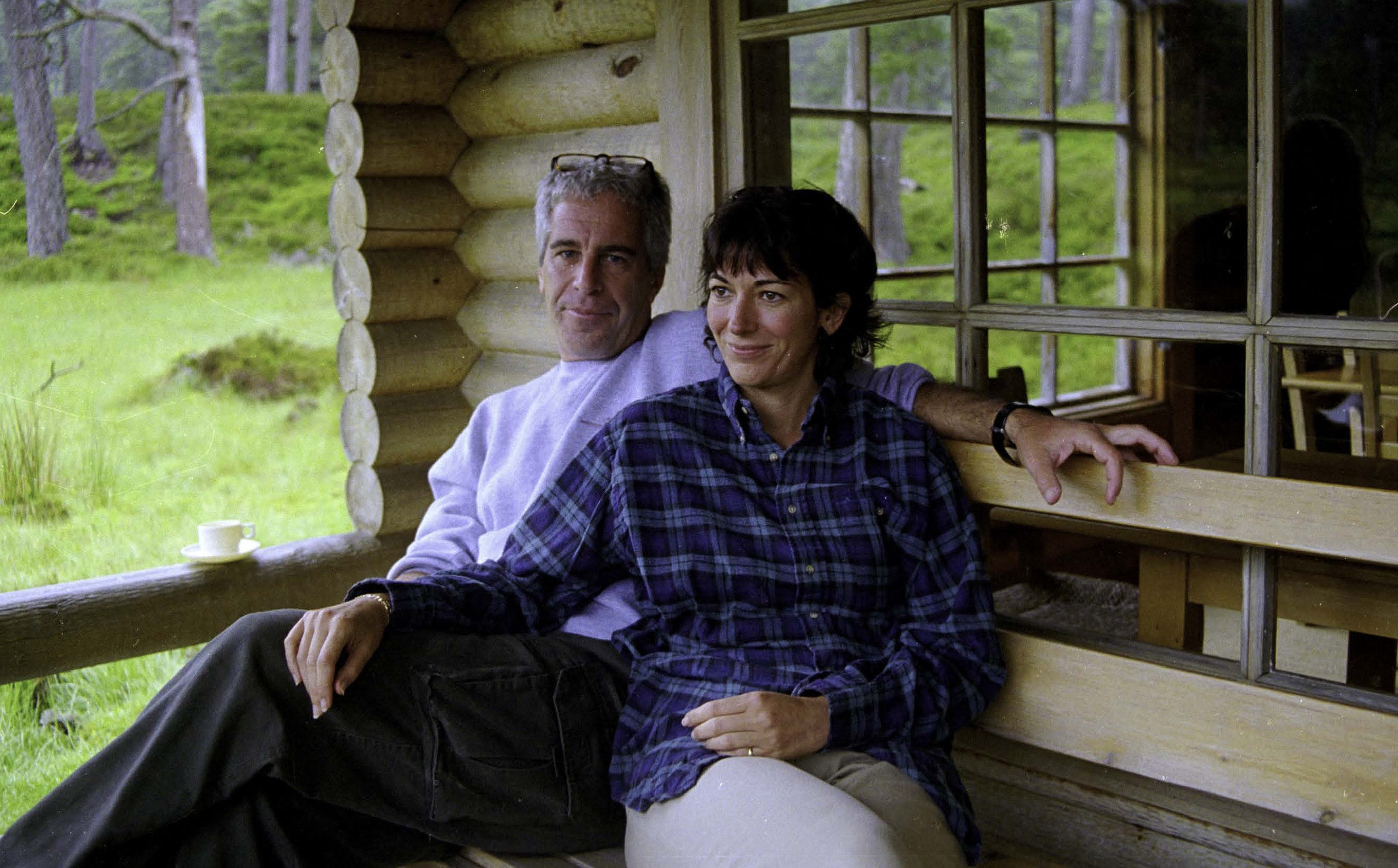 Ghislaine Maxwell (derecha) cumple una condena de 20 años de prisión por ayudar a Jeffrey Epstein (izquierda) a captar, engañar y abusar a menores de edad.