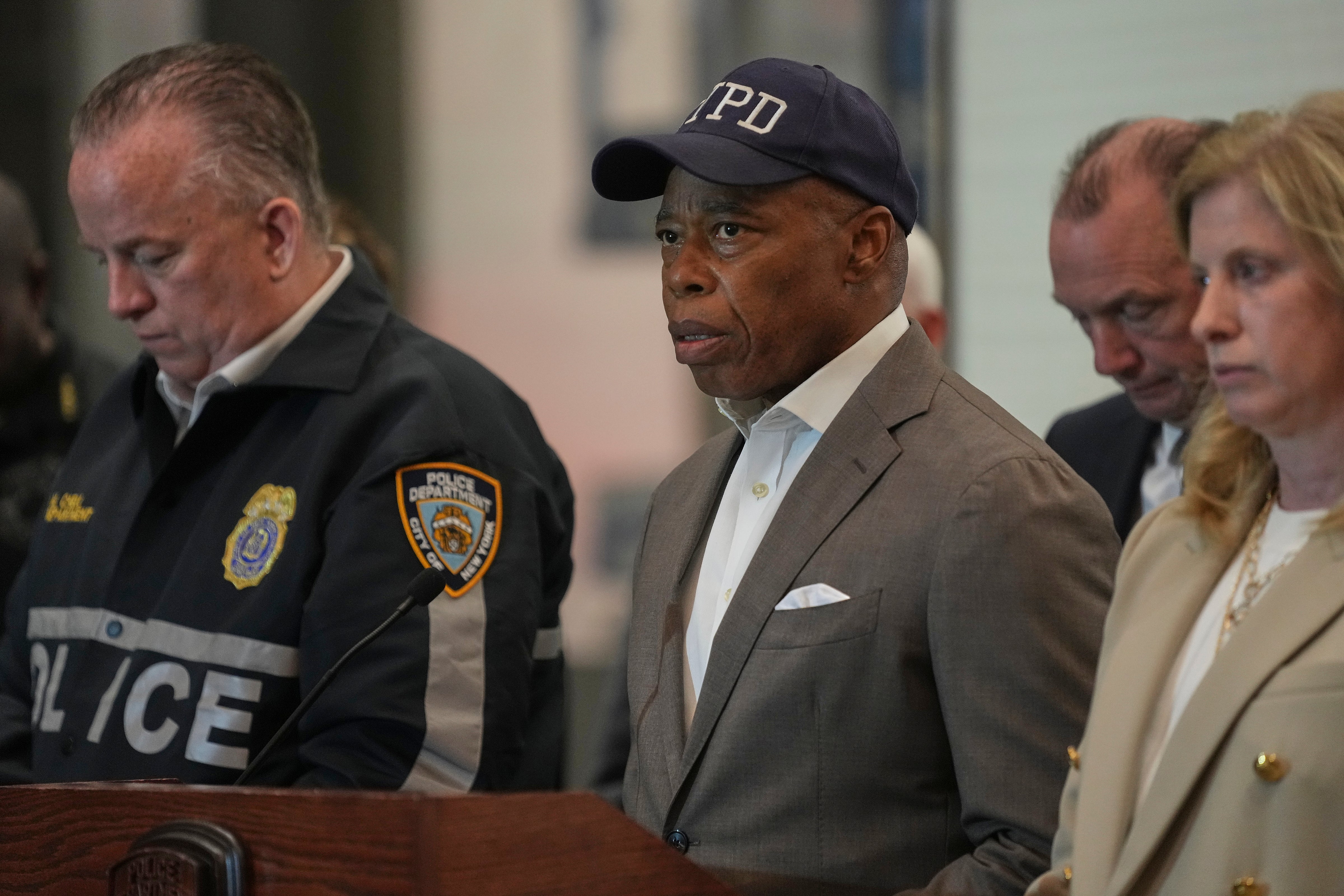 “Salvó vidas. Protegía a los neoyorquinos”, dijo el alcalde Eric Adams desde el hospital de Manhattan donde Islam fue declarado muerto