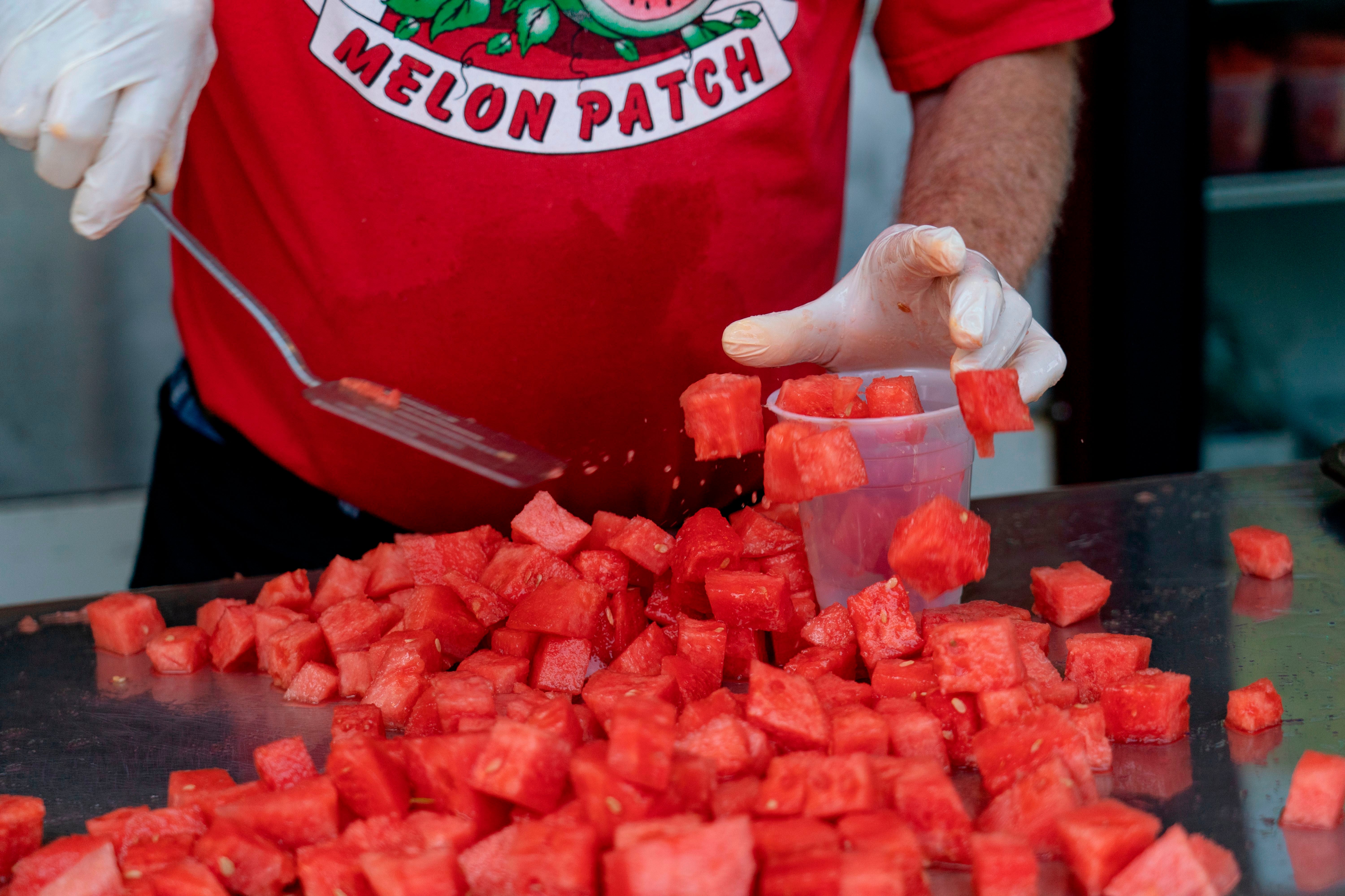 Comer un trozo de sandía puede proporcionar alivio en un sofocante día de verano. Pero los expertos aseguran que menos es más
