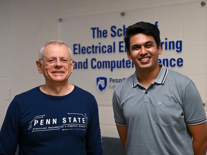 Victor Pasko, a la izquierda, catedrático de Ingeniería Eléctrica en la Escuela de Ingeniería Eléctrica e Informática de la Universidad Estatal de Pensilvania, y Zaid Pervez, estudiante de doctorado en Ingeniería Eléctrica, descubrieron la reacción en cadena que desencadena los rayos. También examinaron lo que se conoce como “rayo oscuro”