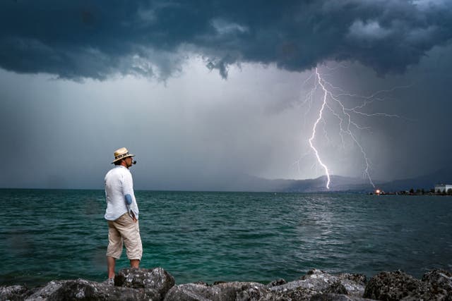<p>Se ha resuelto el misterio de cómo se originan los rayos en las nubes de tormenta. Los científicos dicen que nacen de una poderosa reacción en cadena en nuestra atmósfera</p>