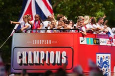 Inglaterra, campeonas de Europa, reciben bienvenida de héroes con invitados sorpresa