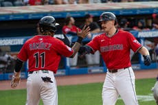 Kyle Manzardo impulsa victoria 10-4 de Guardianes ante Rockies