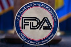 El polémico jefe de vacunas de la FDA deja la agencia tras provocar la ira de conservadores