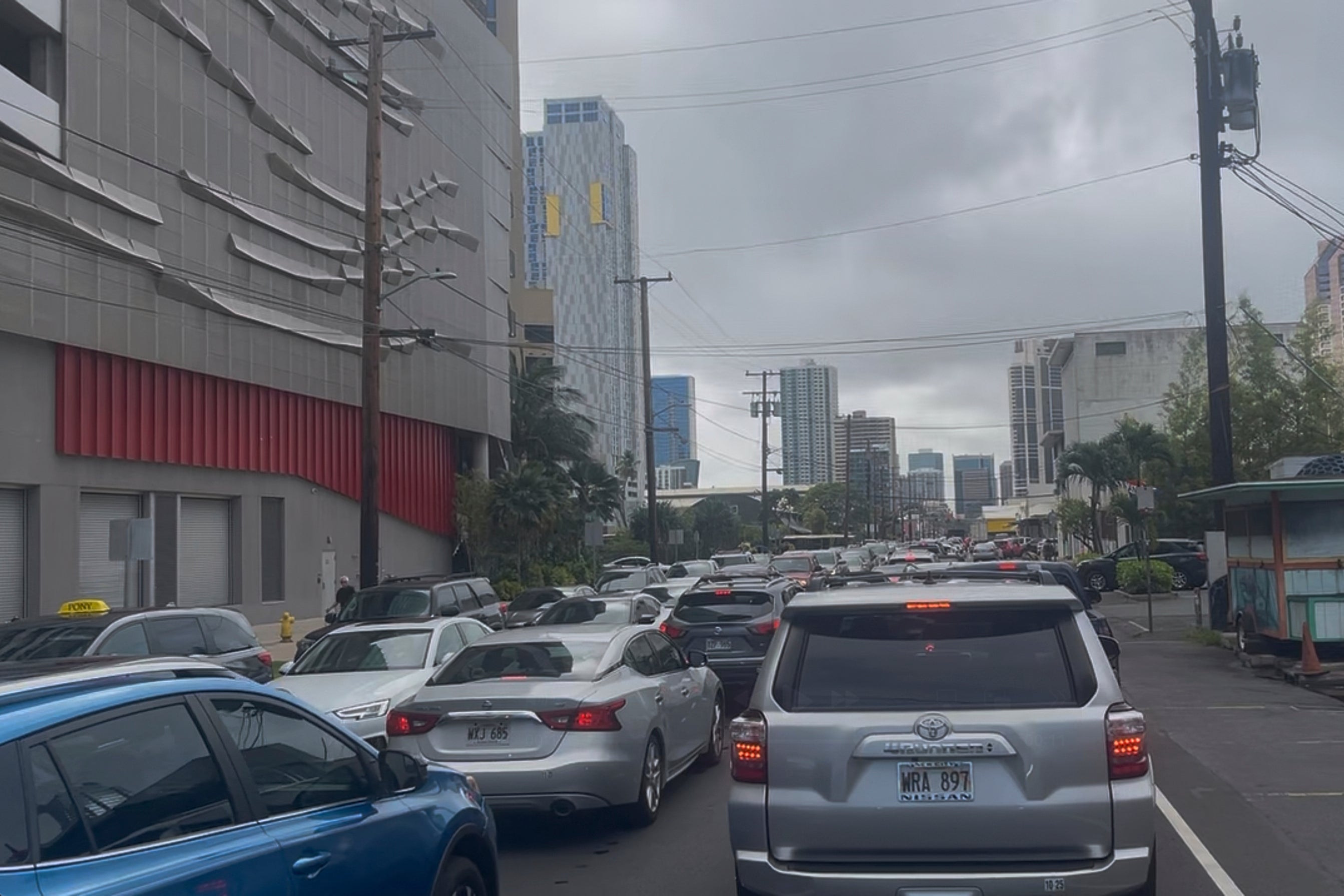 Un embotellamiento se formó en Honolulu luego de que la población respondiera a una alerta de evacuación por tsunami, emitida durante la hora pico tras un terremoto ocurrido en el Lejano Oriente de Rusia en la madrugada del miércoles