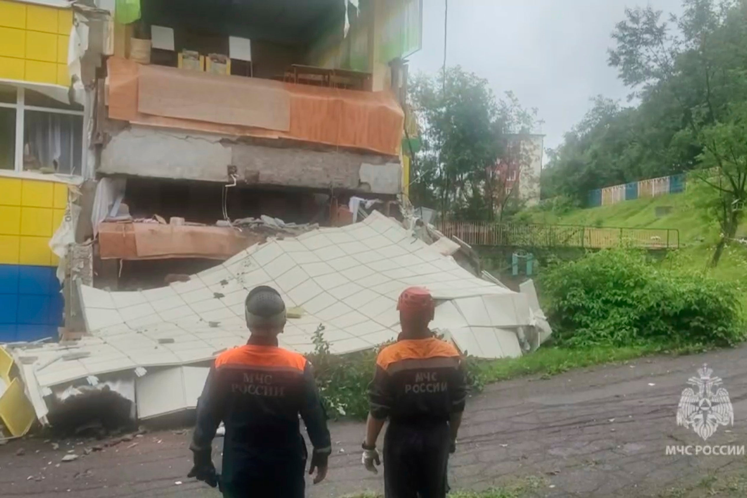 Personal de emergencia inspecciona una guardería dañada por el terremoto en Petropavlovsk-Kamchatsky, Rusia, este miércoles
