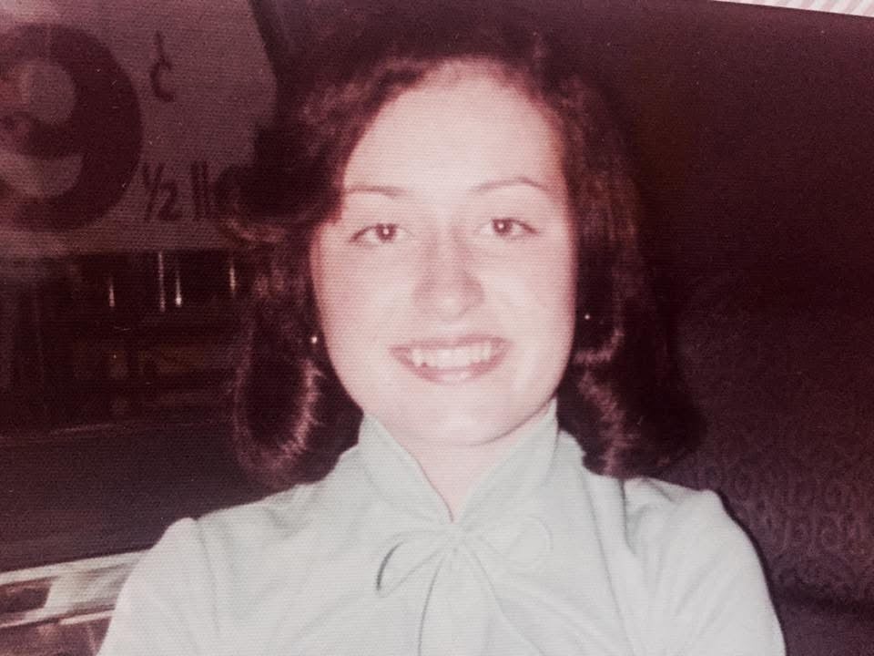 Mary Murphy, al igual que muchas otras chicas y mujeres de la zona, se aseguraba de recogerse el pelo oscuro hasta los hombros en un moño o una coleta antes de salir por la noche