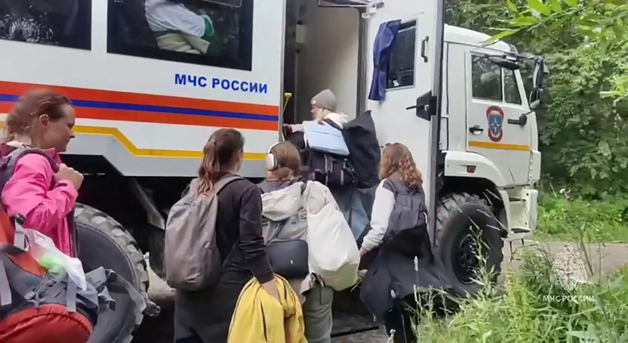 Los equipos de rescate evacuan a varias personas en la región rusa de Kamchatka